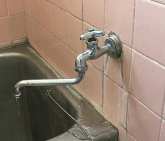 大阪府貝塚市の浴室の単水栓の水が止まらない様子