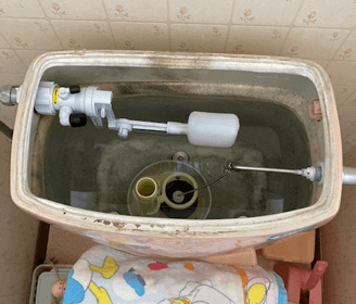 大阪府岸和田市のトイレタンクの部品を交換して水漏れを修理した様子