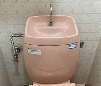 大阪府岸和田市のトイレのタンクの中で水漏れしている様子