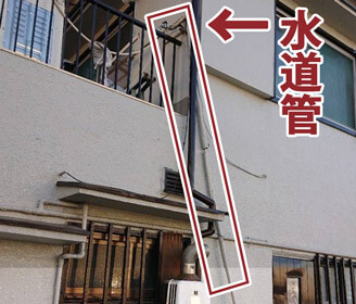 京都市北区で2階のベランダにある屋外蛇口の水道管が凍結により水漏れしている様子