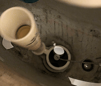 宇治市のトイレタンクのフロート弁を交換して水漏れが直った様子