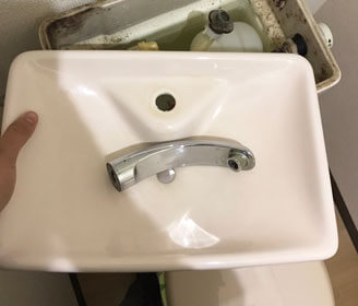 宇陀市のトイレタンクの手洗い部品が折れた様子