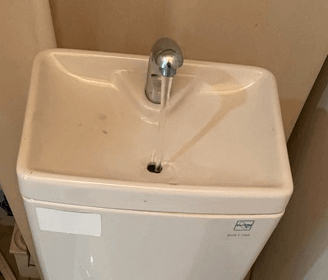 大阪府寝屋川市のトイレのタンクにの部品を交換して水が出るようになった様子