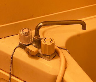 湖南市のお風呂(浴室)の蛇口のお湯ハンドルを交換して水漏れ修理が完了した様子