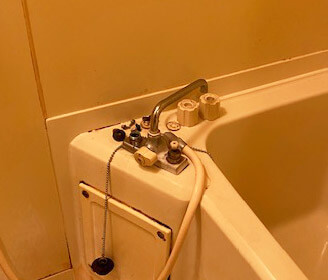 湖南市のお風呂(浴室)の蛇口が水漏れするため点検している様子