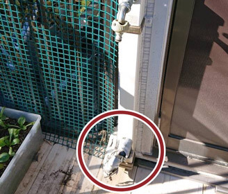 滋賀県甲賀市の水栓柱に接続されている水道管が破損している様子