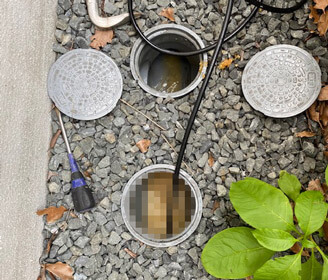 滋賀県草津市の汚水桝の排水管洗浄をしている様子