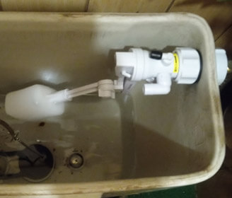 守山市のトイレのタンクに水を給水する部品を新しいものに交換して水が出るようになった様子