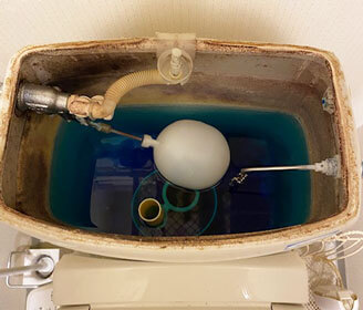 大津市のトイレタンク内のゴム玉を新しいものに交換して水漏れが止まった様子