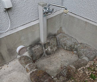 滋賀県大津市の水栓柱の根元あたりの壁が湿っている