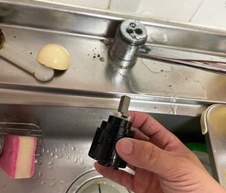 栗東市のキッチン(台所)の蛇口の水漏れの原因部品を取り出した様子