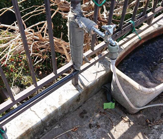 滋賀県栗東市の屋外蛇口の水道管が凍結により破損している