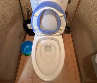 和歌山県紀の川市のトイレつまりをポンプ作業により解消した様子