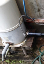 ポンプにつながる水道管を修理したことで、ポンプのモーターが正常に動くようになった様子