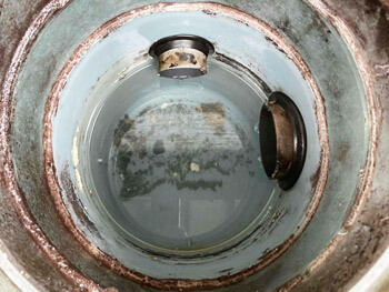 高圧洗浄機で油の汚れを取り除き綺麗になった汚水マス
