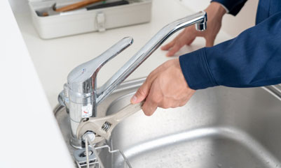 キッチンの水漏れ修理開始