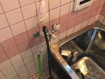 富田林市の浴室蛇口水漏れの様子