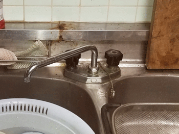 草津市の台所蛇口水漏れの様子