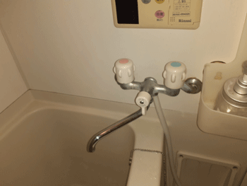 京都市上京区の浴室蛇口水漏れの様子