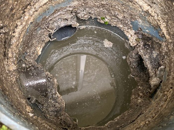 湖南市で排水管・排水桝が汚れている様子