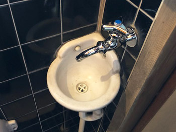 大阪市西成区のトイレの手洗い蛇口を新しいものに交換した様子