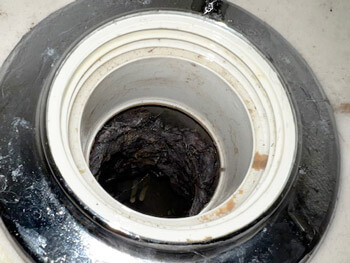 泉佐野市の洗濯機の排水管が汚れている様子