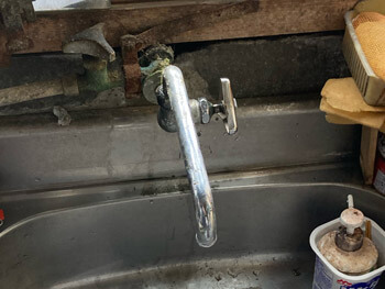 大津市のキッチン蛇口水漏れを修理する前の様子