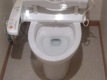 京都市右京区でトイレに物を落としてしまって、つまりの症状がでている様子