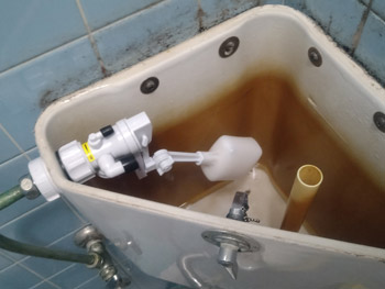 南丹市のトイレの部品を交換して水漏れが直った様子