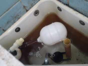 南丹市のトイレの部品が壊れて水漏れしている様子