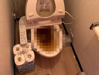大阪市中央区のトイレがつまっている様子