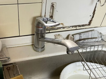 大津市のキッチンのシングルレバー混合栓の水漏れ修理が完了した様子