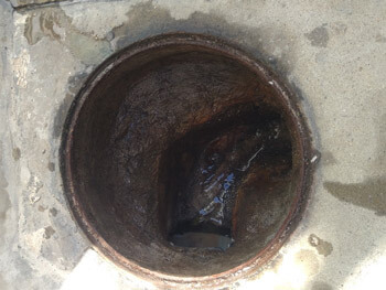 和歌山市の和式トイレの排水管(汚水桝)の詰まりを解消した様子