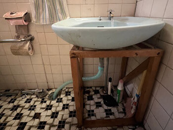 紀の川市のトイレの手洗いの排水パイプが破損した様子