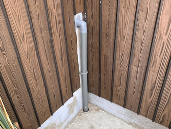 守山市のトイレの止水栓につながる外の壁の水道管を補修して水漏れが直った様子