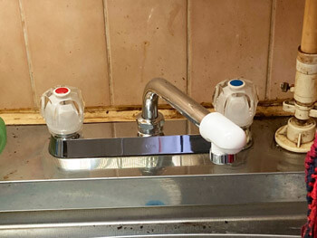 奈良市で水漏れする台所蛇口を新しく交換した様子