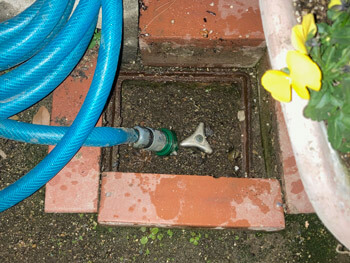 和歌山市の屋外蛇口の水道管の水漏れ修理が完了した様子