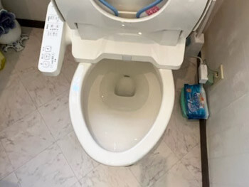 尼崎市のトイレに尿取りパッドがつまっていたのを取り出して詰まりが解消した様子