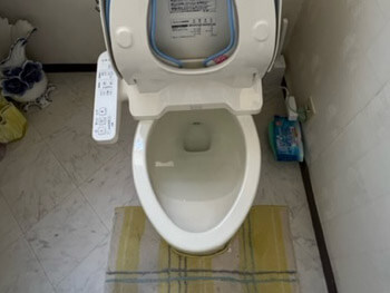 尼崎市のトイレで尿取りパッドがつまってしまった様子