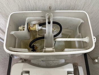尼崎市のトイレの水が出にくくなっているトイレのタンク