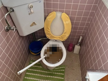 紀の川市でトイレがつまって修理が必要な様子