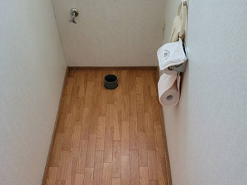 奈良市のトイレの床のCF（クッションフロア）を張り替えた様子