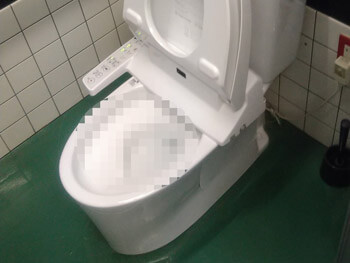 東大阪市のトイレつまりの様子（法人）
