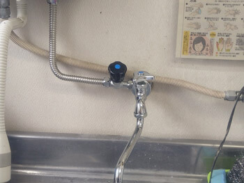 京都市中京区の水漏れしていた蛇口と分岐金具と給水フレキ管を交換した様子