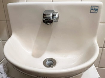 明石市のトイレの手洗い器のレバーを修理した様子