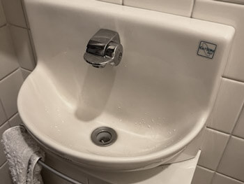 明石市のトイレ手洗い器の修理前の様子
