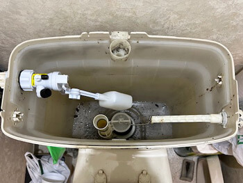 加古川市の水が止まらないトイレのタンク部品を新しい物に交換した様子